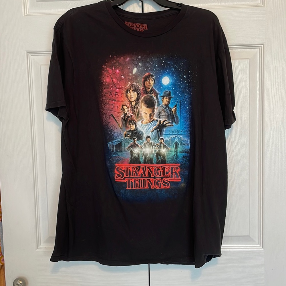 ❤️3/$25❤️ gently used Stranger things season 1 tee- men’s X-Large